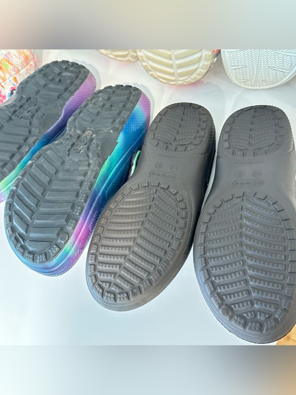 Crocs Slip On Fur Lined Shoe Lot Of Women’s Size 9 Tye Dye Colorful Pink Blue - Picture 10 of 11